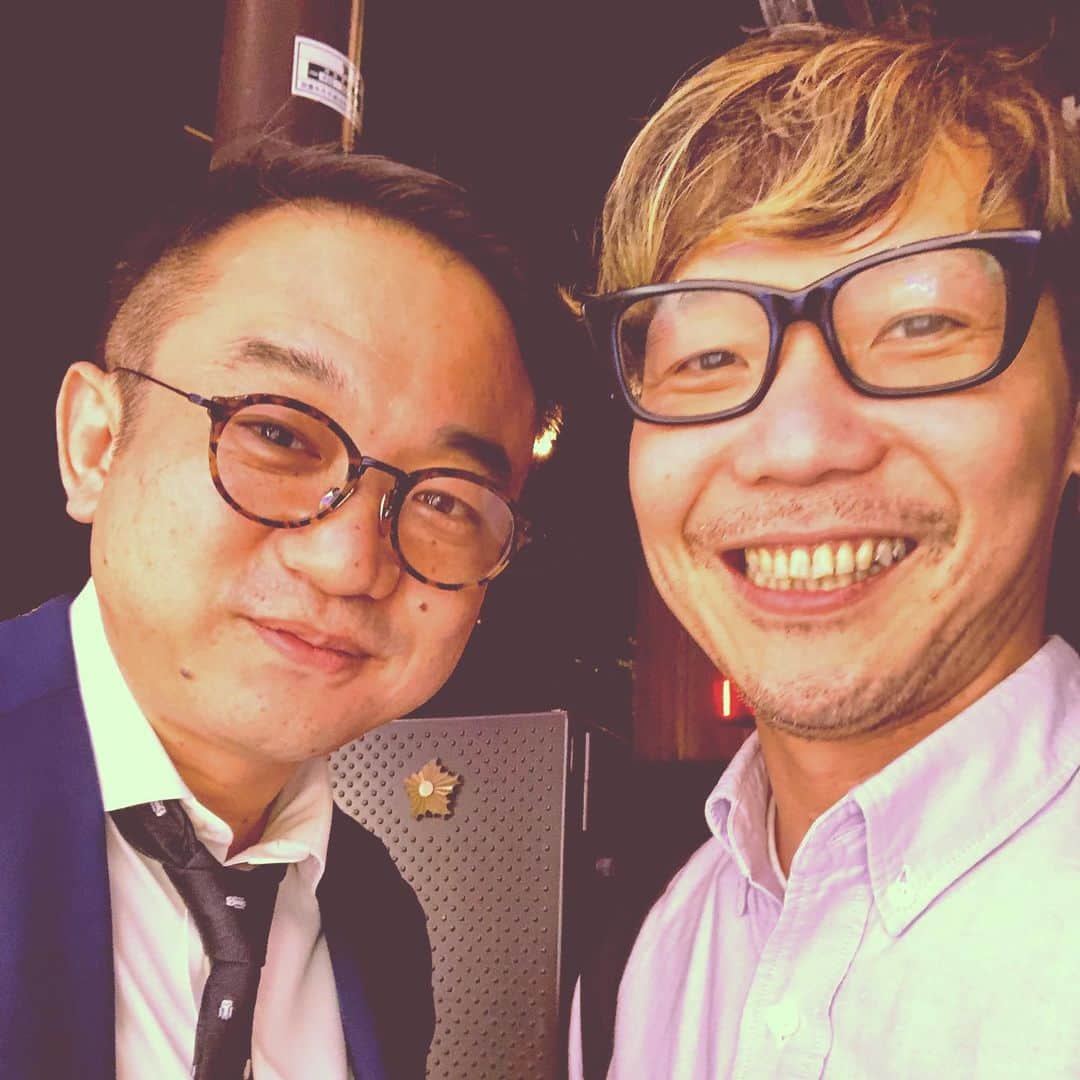 のインスタグラム：「学生時代の後輩にしてthaiメンバーの先輩である武田と久々に邂逅✨ 武田がMCを務めるJFN系ラジオ番組『企業の遺伝子』の音楽選曲を担当してる縁で久々に飲んだけど、凄いゲストを呼んでの放送だったので収録に立ち会わせて貰ったのよね……ゲストは後日発表お楽しみに＆ひとまず全国21 局ネットの『企業の遺伝子』マスト・リッスン(今月は岩下食品の岩下社長回なので聴き応え満点)📻💨 #企業の遺伝子 #Lets #Stay #Listening #Radio #Forever #and #StayPunkForever #with #JFN #岩下食品 #QON #TheStarbems #thai #田井 #ヒロユキ」