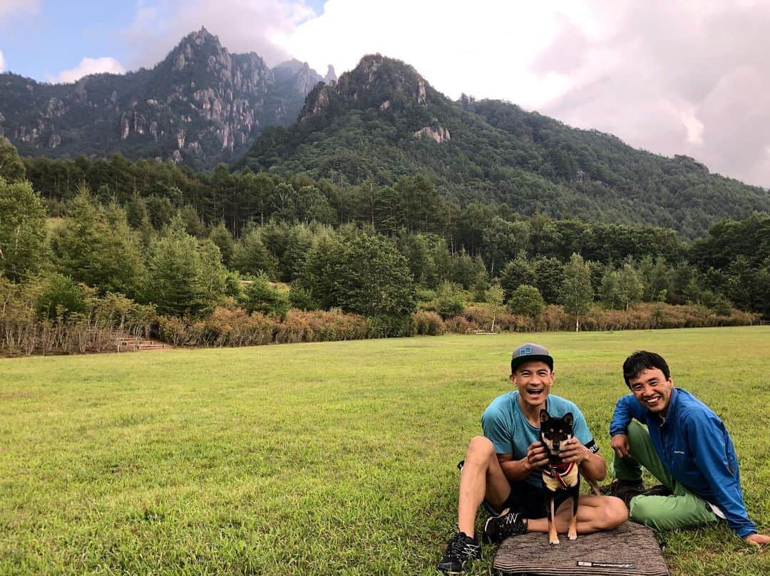 平山ユージさんのインスタグラム写真 - (平山ユージInstagram)「思い立ち瑞牆へ💨💨 自由に歩き回るひじきに癒され、山の緑や古い友人に会いまた癒されました。イベントのロケハンだったけど、ふら〜っと山に行くのも良いですねー🐕🌲⛰ Suddenly I went to Mizugaki💨💨 Healing by Hijiki worked around forrest and meeting my old friends. In fact I went to check for the next event in Mizugaki but I feel that it’s great to go mountain just like that ⛰🌲🐕 @thenorthfacejp  @blackdiamond  @beal.official  #山野井泰史 #ひじき#瑞牆」8月27日 0時02分 - yuji_hirayama_stonerider