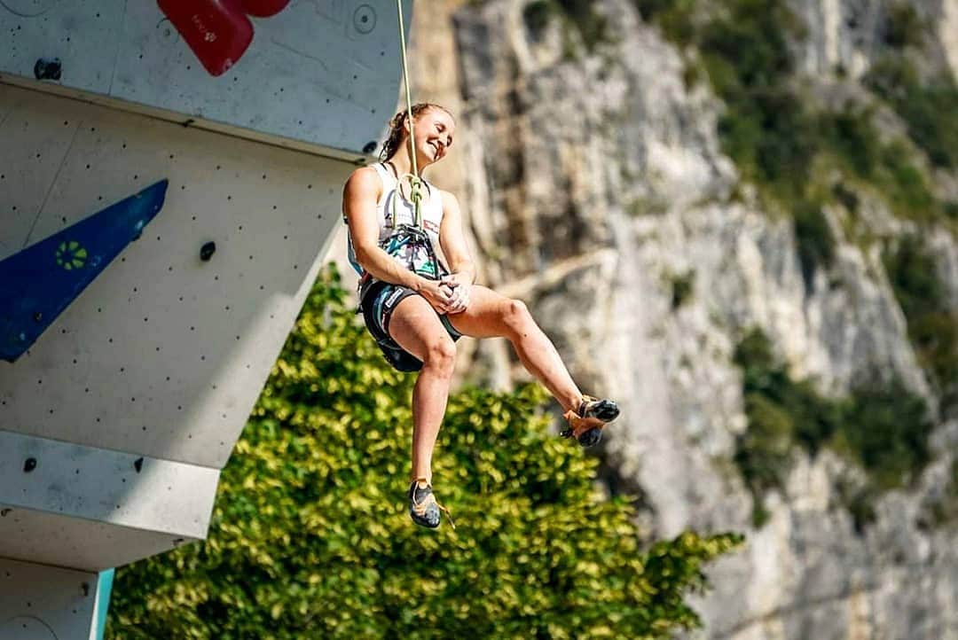 ハンナ・シューベルトのインスタグラム：「Back in Arco and on this wall again soon😎☝️ Yup I'm way too old to compete at the youth world championships happening there right now 😂 But I'm honored to be invited to the legendary rock master Duell taking place Saturday night 😊 was watching it plenty of times and it always looked super fun so I'm psyched to be a part of it myself this year☺️🙌」