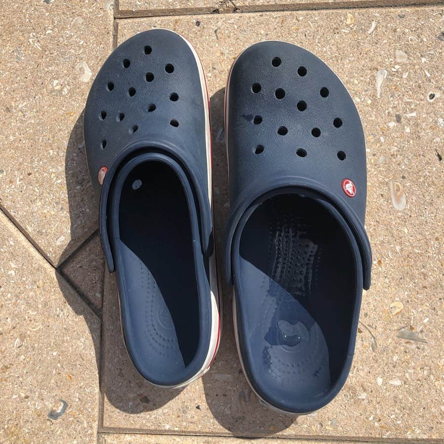 フロリダさえさなのインスタグラム：「This is how hot pool deck is in Florida ☀️My left crocs got shrunk in a hour🤣🤣🤣 プールサイドにクロックス置いて泳ぎにいって戻ったら、あぁ〜、左だけちぢんでるぅ😭 #crocs #shrunkencrocs #florida #hot #sunshinestate」