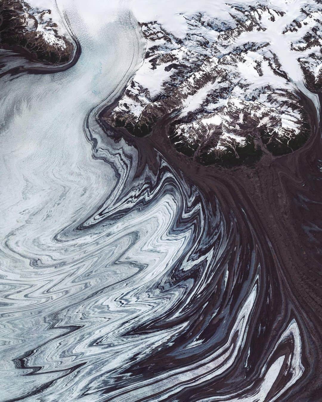 Daily Overviewさんのインスタグラム写真 - (Daily OverviewInstagram)「Glacial ice and debris form incredible patterns around the edges of the Malaspina Glacier in southeastern Alaska. Located at the head of the Alaska Panhandle, the glacier is roughly 40 miles (65 km) wide and 28 miles (40 km) long, covering an area of about 1,500 square miles (3,900 square km). Decades of aerial photographs and radar data have shown that the Malaspina Glacier lost about 66 feet (20 m) of thickness between 1980 and 2000 — enough shrinkage to contribute 0.5% of the rise in global sea level. /// Created by @dailyoverview, source imagery: @maxartechnologies」8月27日 0時21分 - dailyoverview