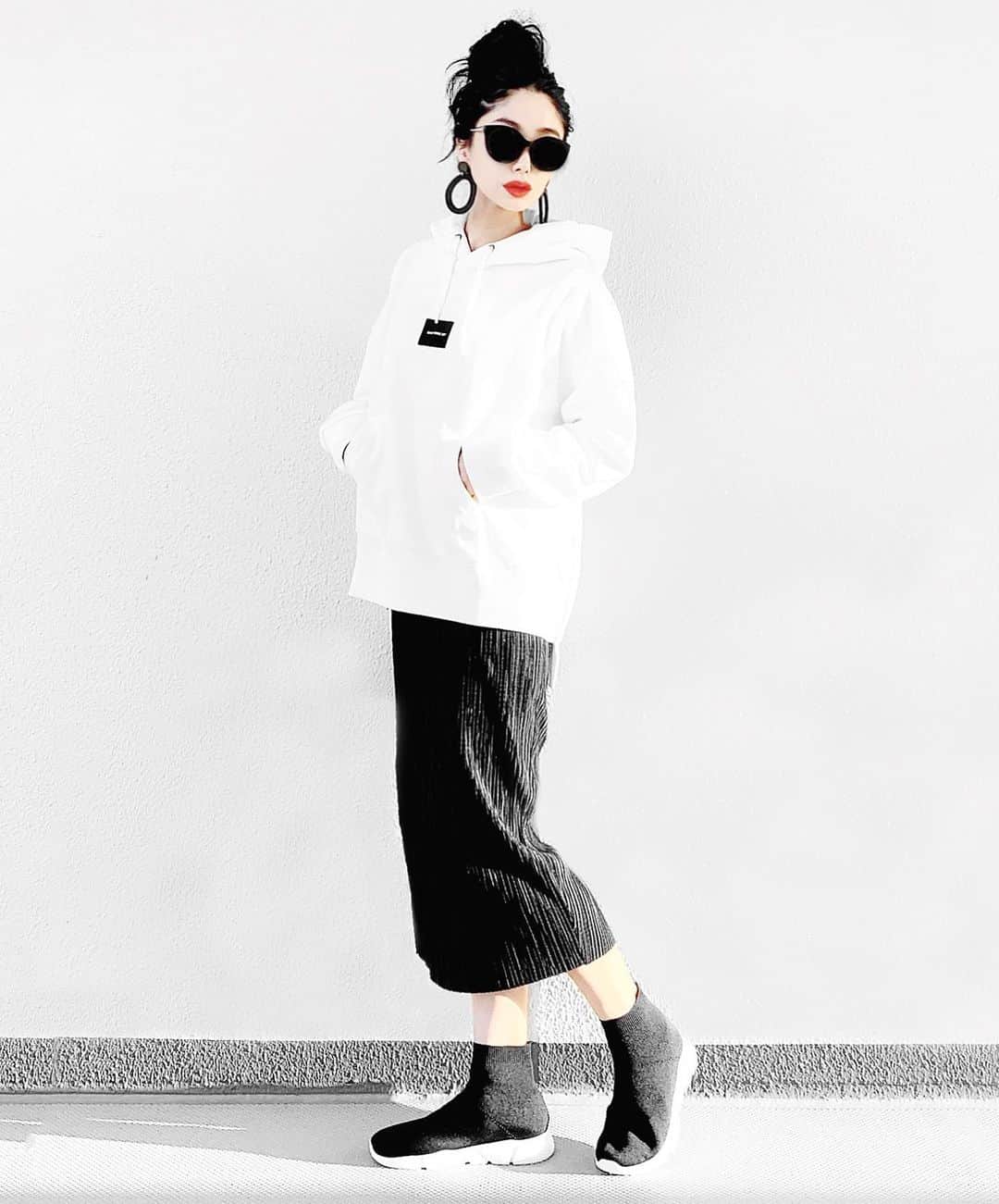 lve_xxxxのインスタグラム：「.﻿ .﻿ 嗚呼…夏飽きた😩﻿ 秋服着たい。﻿ フーディーとか着たいぃぃぃ﻿ ﻿ …気持ちとは裏腹﻿ 実際はまだ無理だけどな。﻿ ﻿ 汗だくよ🔥🔥🔥﻿ ﻿ 秋冬の妄想コーデになりますが…﻿ はよ、コレ着たい🙈🖤﻿ ﻿ @cotorica.official より期間限定で﻿ THE DAYZ  TOKYOが復活との事‼︎﻿ ﻿ ☑︎ユニセックスネーム付け﻿  サイドZIPフーディー﻿ ﻿ 厚すぎず薄すぎずの素材感。﻿ 長い期間活躍するヤツ🙆‍♀️💯﻿ ﻿ サイドがZIPになってるので﻿ 重ね着する時インナー見せたりして﻿ 楽しもうと思っております🤔♪﻿ ﻿ ﻿ 2017年で終了してしまった﻿ THE DAYZ  TOKYO が復活して﻿ 嬉しみ😭🖤﻿ ﻿ 他のアイテムも気になるから﻿ 吟味しよーと思います☺︎﻿ ﻿ ※ストーリーにURL貼っておきます﻿ ﻿ ﻿ ﻿ その他コーデアイテム詳細は﻿ WEARをご覧くださいませ。﻿ ﻿ WEAR ： lvexxxx ﻿ 💻 https://wear.jp/sp/lvexxxx/﻿ ﻿ －－－－－－－－－－－－－－－－－－﻿ ﻿ 📢コメント頂ける際は、﻿ 最新投稿にお願い致します。﻿ ﻿ 過去投稿に頂いた際、気がつかない事もあり﻿ お返事致しかねる場合が御座います🙇‍♀ ️﻿ ﻿」
