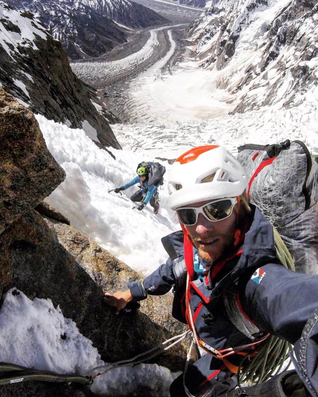 のインスタグラム：「@philippbrugger came back from his Pakistan expedition with a lot of learnings about mountaineering in high altitude but also about himself. Even though this could be frustrating, the time spent above 6.000m requires a lot more time to recover than in the alps. “Life is not really exciting in basecamp, he said. But sitting at home, I just remember the days up there...” #MilletRiseUp #mountaineering #mountainequipment #alpinisme #alpinism #alpinismo #mountains #mixedclimbing」
