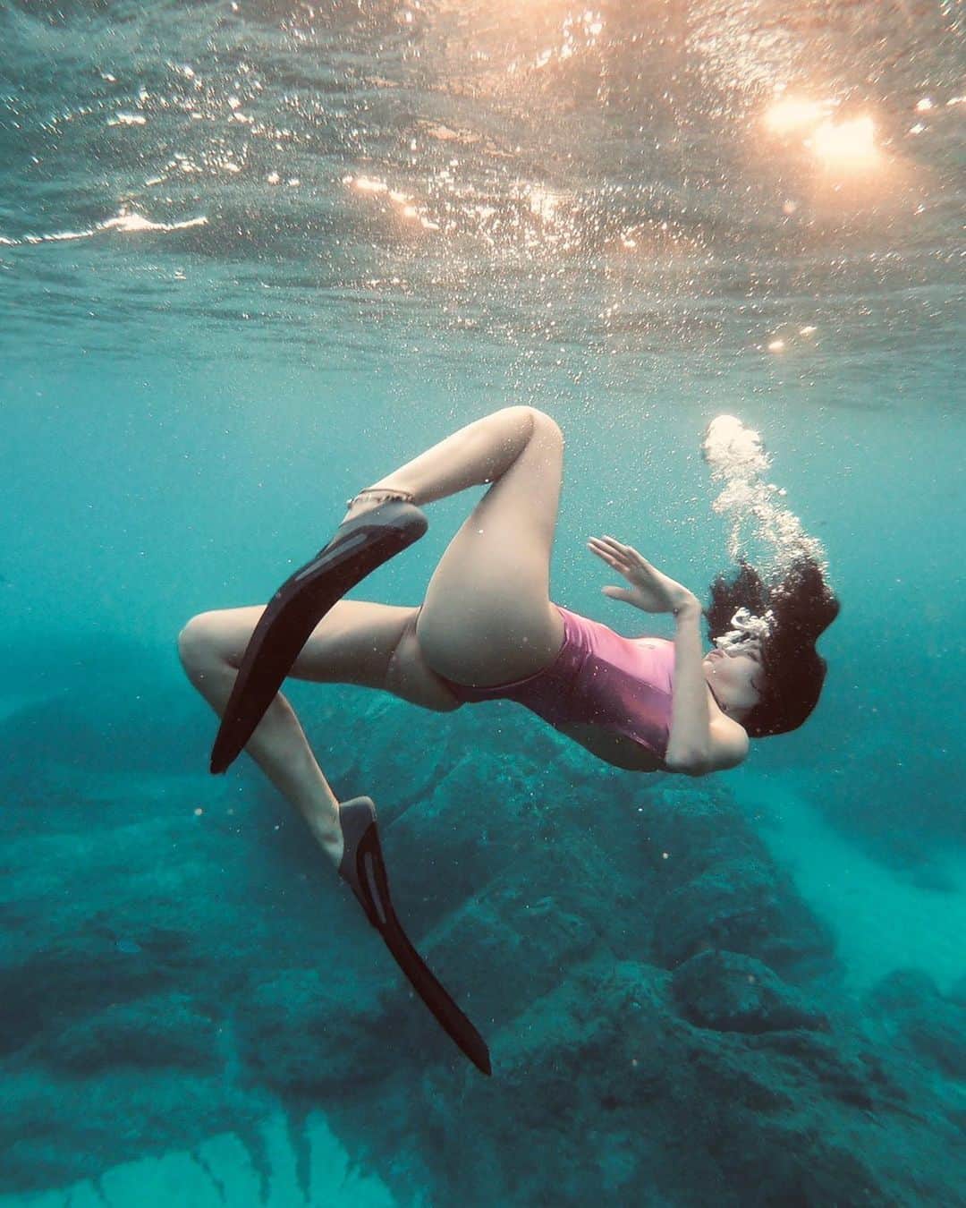 Greta Menchiのインスタグラム：「There’s a scary underwater creature swimming in the Mediterranean Sea perfecting my Bubble-Head Charm #potterhead p.s. -4  #TINTA pre-save link in bio 🗝🦋」
