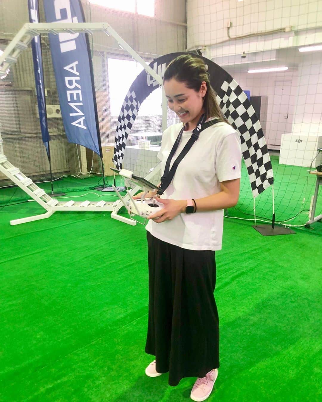 佐藤仁美のインスタグラム：「DRONE. I like it!  くどいようですが #人工芝最高 な件。  #ガジェット女子 #ドローン女子 #ドローンママ  #チームはちどり #女性専門ドローンスクール #drone #phantom4  #smile #funtodrive」