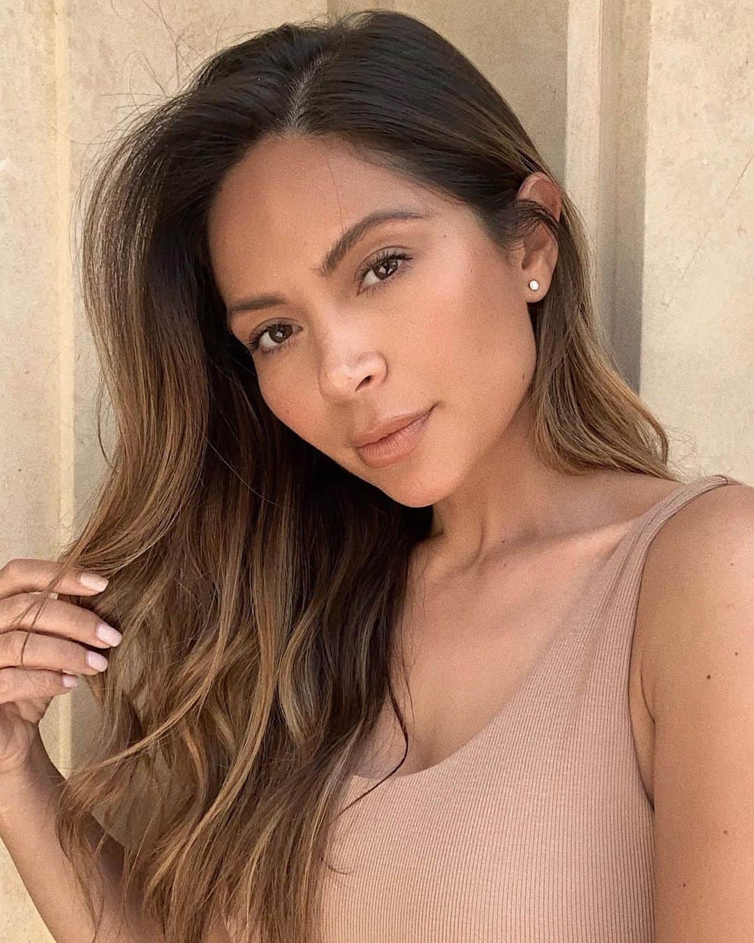 Marianna Hewittのインスタグラム：「my night time skincare routine makes my daytime skin glow ✨ my current routine • @esteelauder advanced night repair serum • @freshbeauty soy face cleanser • @summerfridays jet lag mask • @laniege lip sleeping mask • @sephoracollection eye makeup remover #esteepartner #AdvancedNightRepair」