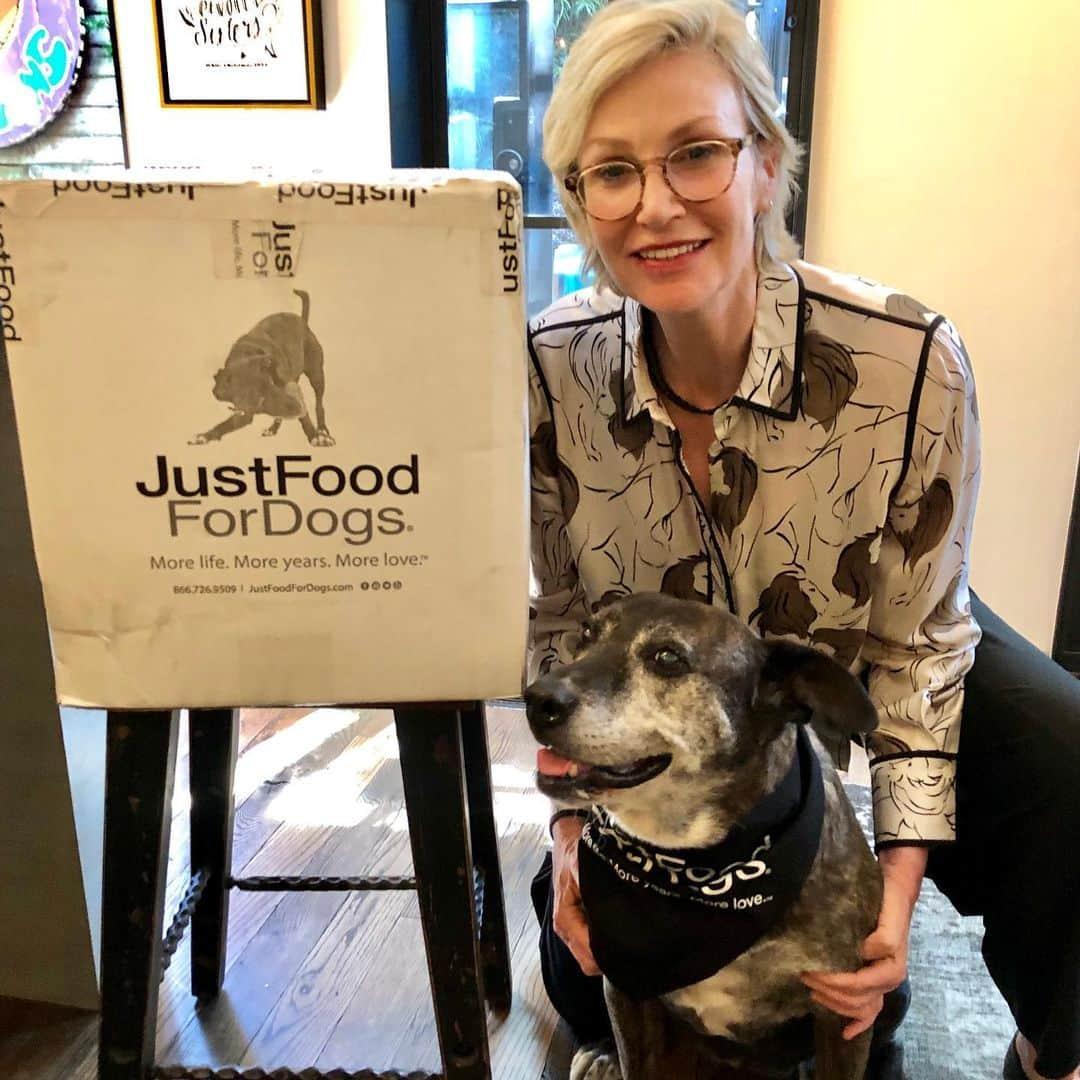 ジェーン・リンチさんのインスタグラム写真 - (ジェーン・リンチInstagram)「Happy National Dog Day!  Join Millie & me as we raise money for a great cause!  #JustFoodForDogs will donate $1 for every like 👍 and $10 for every share to @therescuetrain up to $10K.  Thank you JFFD!! #JustFoodForDogs #therescuetrain  #NationalDogDay 🐾」8月27日 0時39分 - janelynchofficial