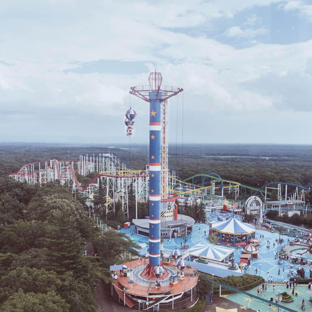 市川渚さんのインスタグラム写真 - (市川渚Instagram)「🎡✨﻿ #思ったより楽しかった ﻿ ﻿ ﻿ ﻿ 週末は姪からのリクエストで那須ハイランドパークへ。千葉県育ちの私にとっての遊園地はディズニーランドでして、その他の遊園地に行った記憶がほぼ無いのだけれど、全体の古さは否めないものの、フードもアトラクションもいろいろと充実していて、2,3時間滞在の予定が倍以上楽しんでしまった🙆🏻‍♀️﻿ ﻿ 最後の写真は「もう少し遊んでいく」という姪と義理姉を園内に残し「想像してたより楽しかったよねえ」と言いながら出口を出たところで出会った衝撃的なポスター😭﻿ ﻿ ﻿ ﻿  #那須ハイランドパーク #那須ハイ #themepark #遊園地 #disocovertochigi #栃木 #tochigi #栃木県 #週末の小旅行 #weekendtrip #nagikotrip﻿ #a7iii #sonya7iii #carlzeiss #batis25」8月27日 0時48分 - nagiko