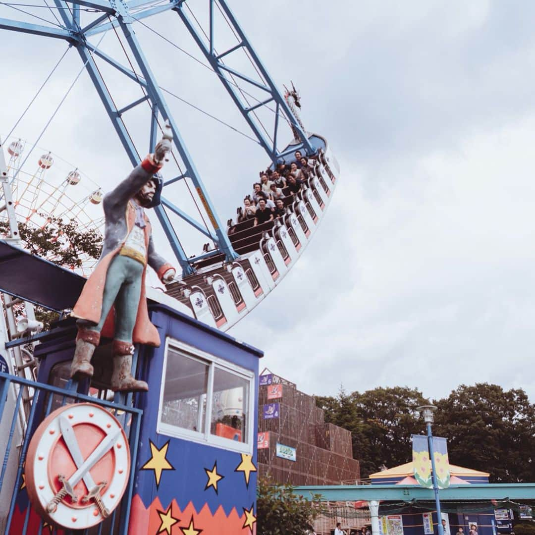 市川渚さんのインスタグラム写真 - (市川渚Instagram)「🎡✨﻿ #思ったより楽しかった ﻿ ﻿ ﻿ ﻿ 週末は姪からのリクエストで那須ハイランドパークへ。千葉県育ちの私にとっての遊園地はディズニーランドでして、その他の遊園地に行った記憶がほぼ無いのだけれど、全体の古さは否めないものの、フードもアトラクションもいろいろと充実していて、2,3時間滞在の予定が倍以上楽しんでしまった🙆🏻‍♀️﻿ ﻿ 最後の写真は「もう少し遊んでいく」という姪と義理姉を園内に残し「想像してたより楽しかったよねえ」と言いながら出口を出たところで出会った衝撃的なポスター😭﻿ ﻿ ﻿ ﻿  #那須ハイランドパーク #那須ハイ #themepark #遊園地 #disocovertochigi #栃木 #tochigi #栃木県 #週末の小旅行 #weekendtrip #nagikotrip﻿ #a7iii #sonya7iii #carlzeiss #batis25」8月27日 0時48分 - nagiko