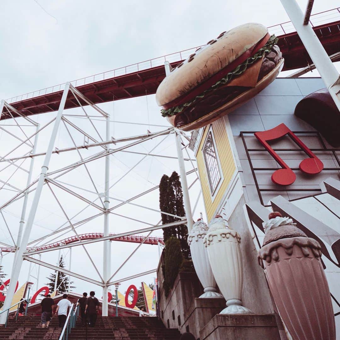 市川渚さんのインスタグラム写真 - (市川渚Instagram)「🎡✨﻿ #思ったより楽しかった ﻿ ﻿ ﻿ ﻿ 週末は姪からのリクエストで那須ハイランドパークへ。千葉県育ちの私にとっての遊園地はディズニーランドでして、その他の遊園地に行った記憶がほぼ無いのだけれど、全体の古さは否めないものの、フードもアトラクションもいろいろと充実していて、2,3時間滞在の予定が倍以上楽しんでしまった🙆🏻‍♀️﻿ ﻿ 最後の写真は「もう少し遊んでいく」という姪と義理姉を園内に残し「想像してたより楽しかったよねえ」と言いながら出口を出たところで出会った衝撃的なポスター😭﻿ ﻿ ﻿ ﻿  #那須ハイランドパーク #那須ハイ #themepark #遊園地 #disocovertochigi #栃木 #tochigi #栃木県 #週末の小旅行 #weekendtrip #nagikotrip﻿ #a7iii #sonya7iii #carlzeiss #batis25」8月27日 0時48分 - nagiko