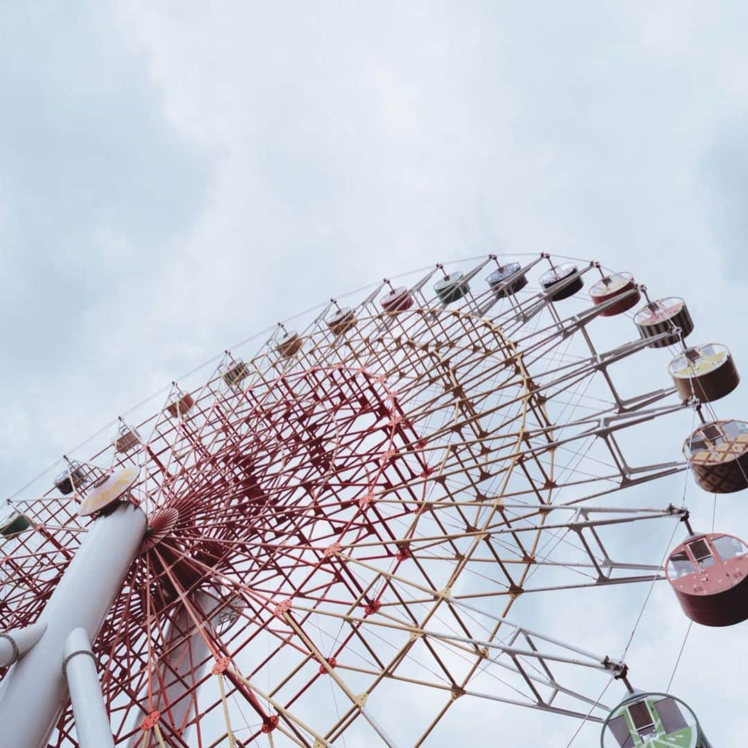 のインスタグラム：「🎡✨﻿ #思ったより楽しかった ﻿ ﻿ ﻿ ﻿ 週末は姪からのリクエストで那須ハイランドパークへ。千葉県育ちの私にとっての遊園地はディズニーランドでして、その他の遊園地に行った記憶がほぼ無いのだけれど、全体の古さは否めないものの、フードもアトラクションもいろいろと充実していて、2,3時間滞在の予定が倍以上楽しんでしまった🙆🏻‍♀️﻿ ﻿ 最後の写真は「もう少し遊んでいく」という姪と義理姉を園内に残し「想像してたより楽しかったよねえ」と言いながら出口を出たところで出会った衝撃的なポスター😭﻿ ﻿ ﻿ ﻿  #那須ハイランドパーク #那須ハイ #themepark #遊園地 #disocovertochigi #栃木 #tochigi #栃木県 #週末の小旅行 #weekendtrip #nagikotrip﻿ #a7iii #sonya7iii #carlzeiss #batis25」