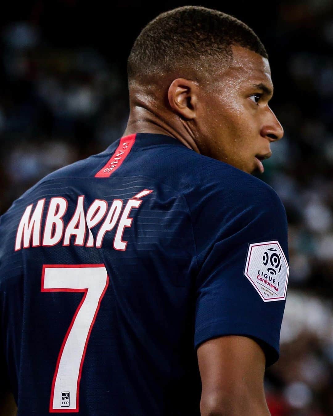 カルロス・テベスのインスタグラム：「@k.mbappe has suffered a thigh injury keeping him on the sidelines for 3-4 weeks.」