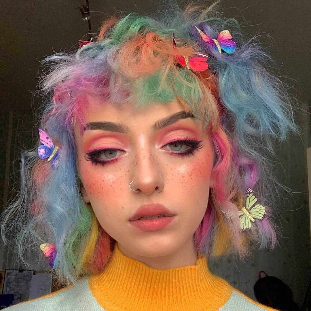 Instagramさんのインスタグラム写真 - (InstagramInstagram)「“My face is probably my fave way to create art,” says 18-year-old vlogger Eve Fraser (@eve.frsr). “When I do makeup looks that tend to be softer and more feminine, nature always seems to complement that very well and creates a fantasy.” 🦋⁣ ⁣ Photo by @eve.frsr」8月27日 0時57分 - instagram