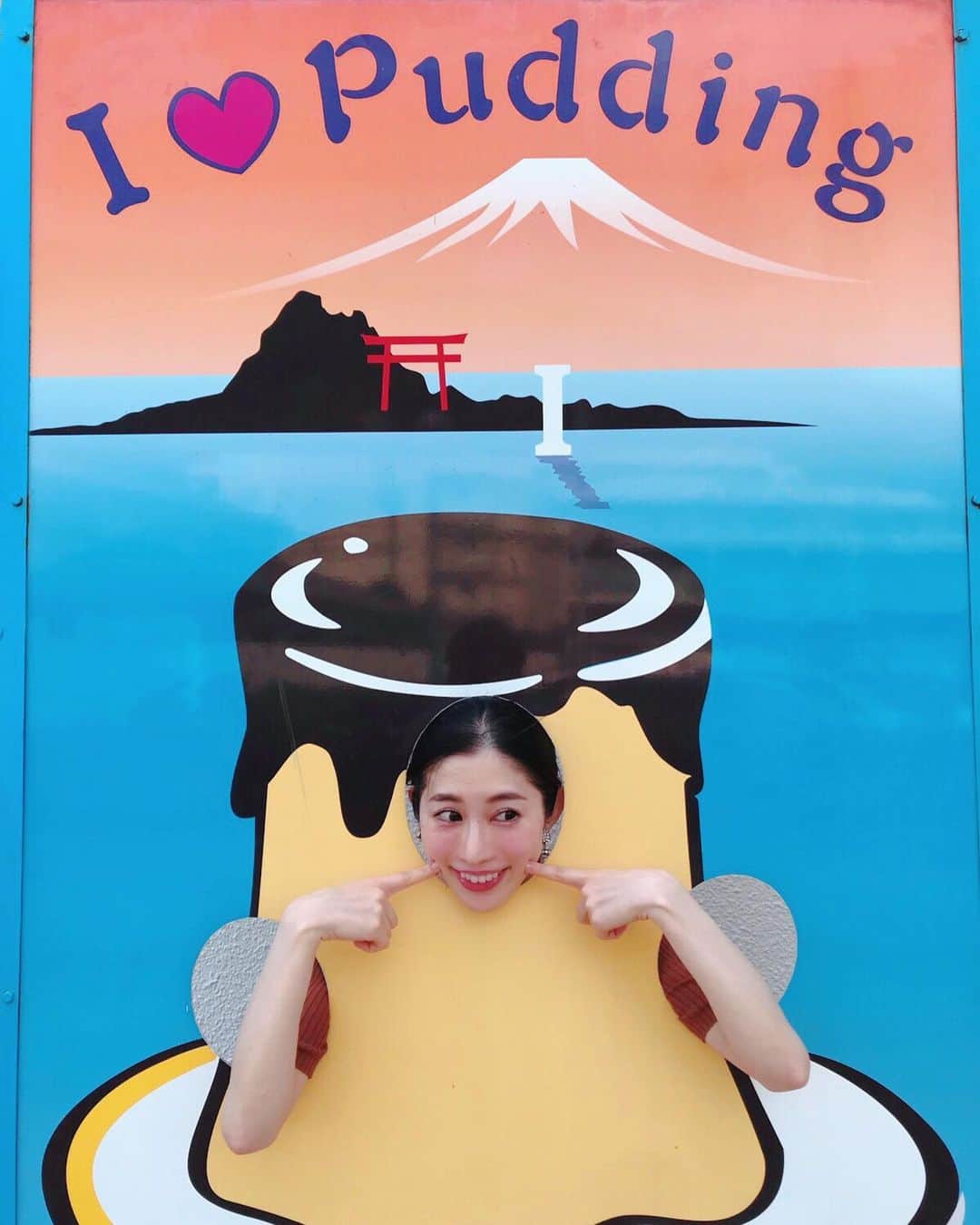 のインスタグラム：「I 💗 Pudding 🍮  葉山の有名プリン店のMALOWE。 ボリュームたっぷりなプリンは しっかりかため、たまごのコク深い懐かしい味わい。  一一一一一一一一一一一一一 #marlowe#プリン#プリン🍮  #葉山#hayama#顔出しパネル  #お約束#pudding#sweets #神奈川#kanagawa#美味しい #おやつ#ご褒美 #昔ながら#昔ながらのプリン」