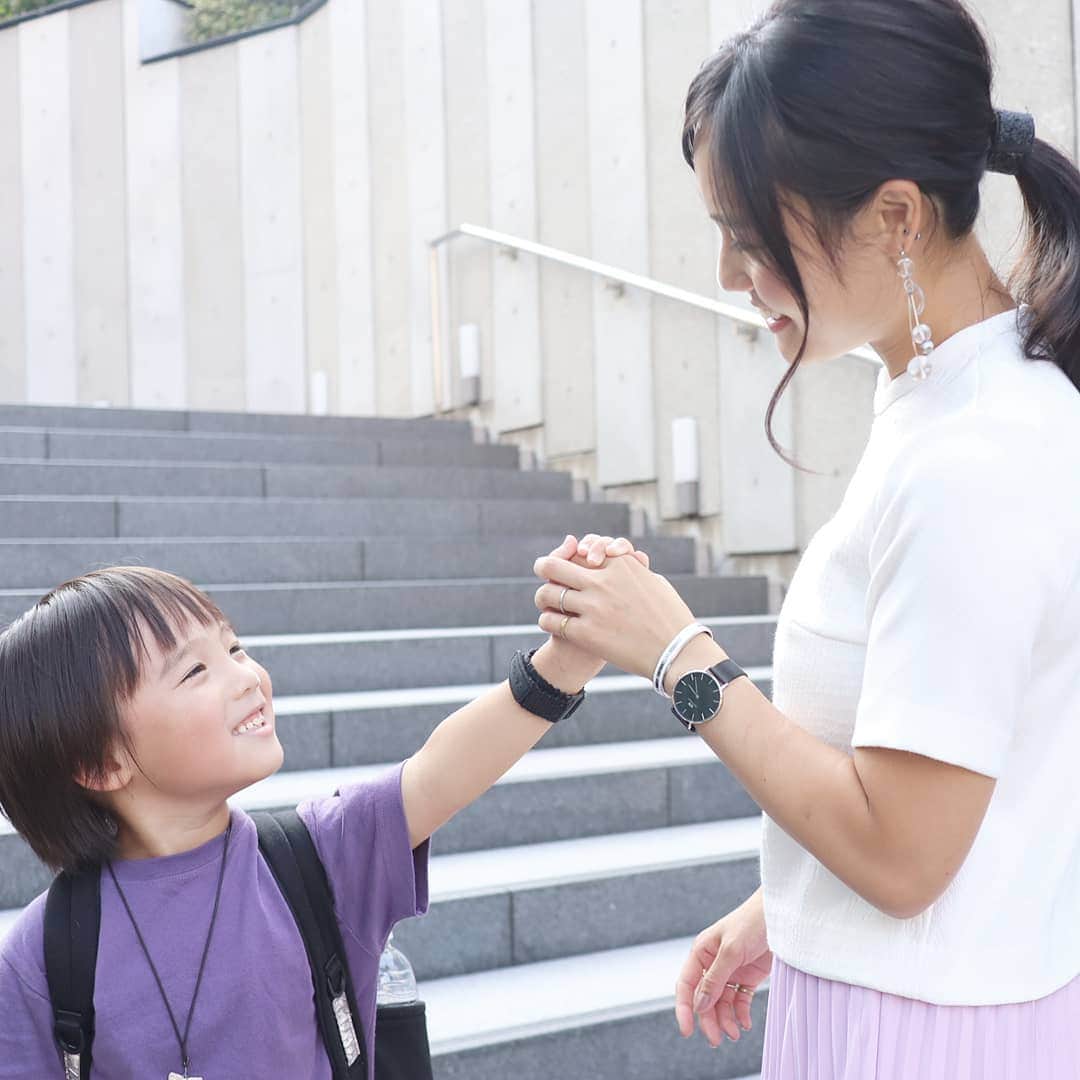 Eri Satoのインスタグラム：「white×purple×blackリンクコーデ · 息子と💕 お互い小物は黒にしてコーデを引き締めたよ😊 · 時計は先日紹介した、 新作の @danielwellington 【Mesh 36】&【Slim Bracelet】 · 9月22日まで、 任意の時計or限定セットの購入で特別ラッピングが無料✨ · 5％OFFクーポンコード 👉sato626 （公式サイトのみ使用可、10月31日まで） https://www.danielwellington.com/jp · 全身picもまた載せます😋 ·  #ダニエルウェリントン#DW新作#DW手元ルックス#置き画#置き画くら部#時計#ギフト#プレゼン#バングル#シンプル#シンプルコーデ#アクセサリー#手元くら部#ママコーデ#fashion#カジュアルコーデ#シンプルコーデ#シンプルファッション#おしゃれさんと繋がりたい #おしゃれ好きな人と繋がりたい#親子リンクコーデ愛好家#親子コーデ#親子#gift#bangle#watch」