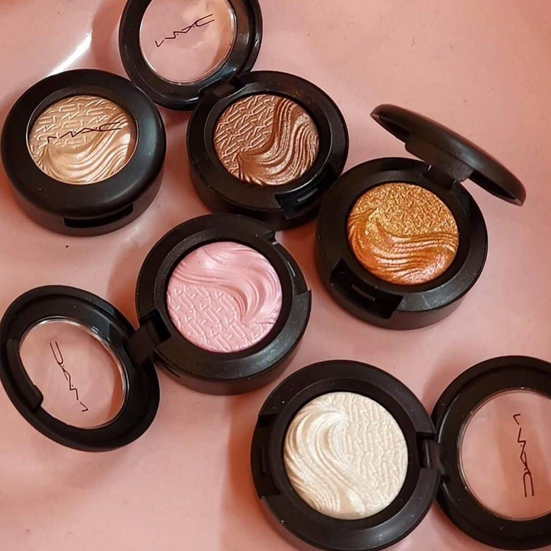 M•A•C Cosmetics Franceさんのインスタグラム写真 - (M•A•C Cosmetics FranceInstagram)「M·A·C - EXTRA DIMENSION ✨  Découvrez les 5 nouvelles teintes d'ombres à paupières de la collection Extra Dimension : "Young Venus", "Just Gleaming", "Snowdusk", "Stylishly Merry", "Frostwinked" ! Une ombre à paupières souple comme une crème avec un fini poudré ! ⭐ Dites nous en commentaire si vous avez déjà craqué 😜  Crédit photo : @maccosmeticsdeutschland #maccosmetics #maccosmeticsfrance #MACExtraDimension #glitter #extradimension #macaddict」8月27日 1時00分 - maccosmeticsfrance