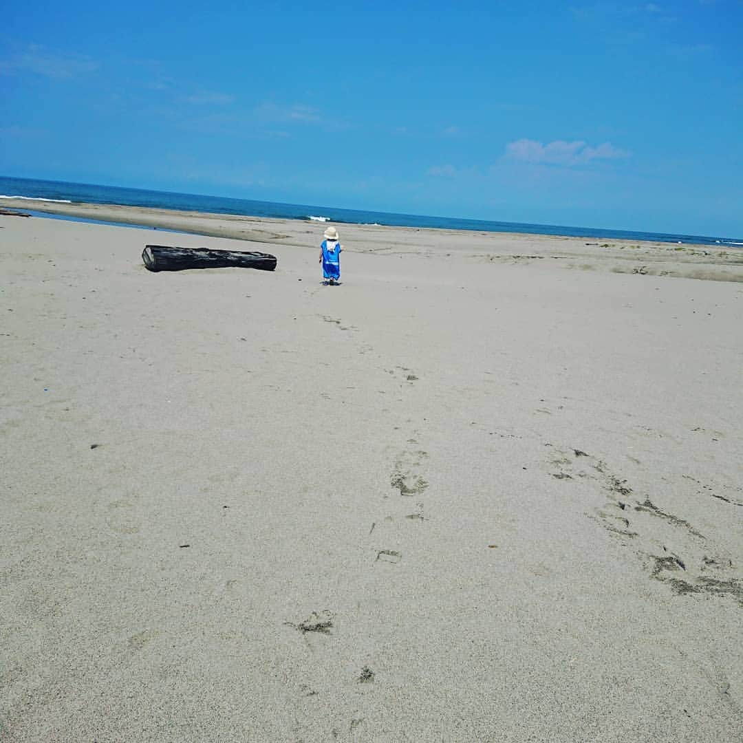 山田彩乃さんのインスタグラム写真 - (山田彩乃Instagram)「海岸清掃後のひとこま . .  #足跡  #可愛すぎる  #はーさん  #大きすぎるビブスも #ワンピースみたいでかわいい  #海に行きたかったんだねえ #でもそっちは水溜りだよ #戻っておいで  #リリマリ  #山田彩乃」8月27日 1時00分 - ayano.yamada