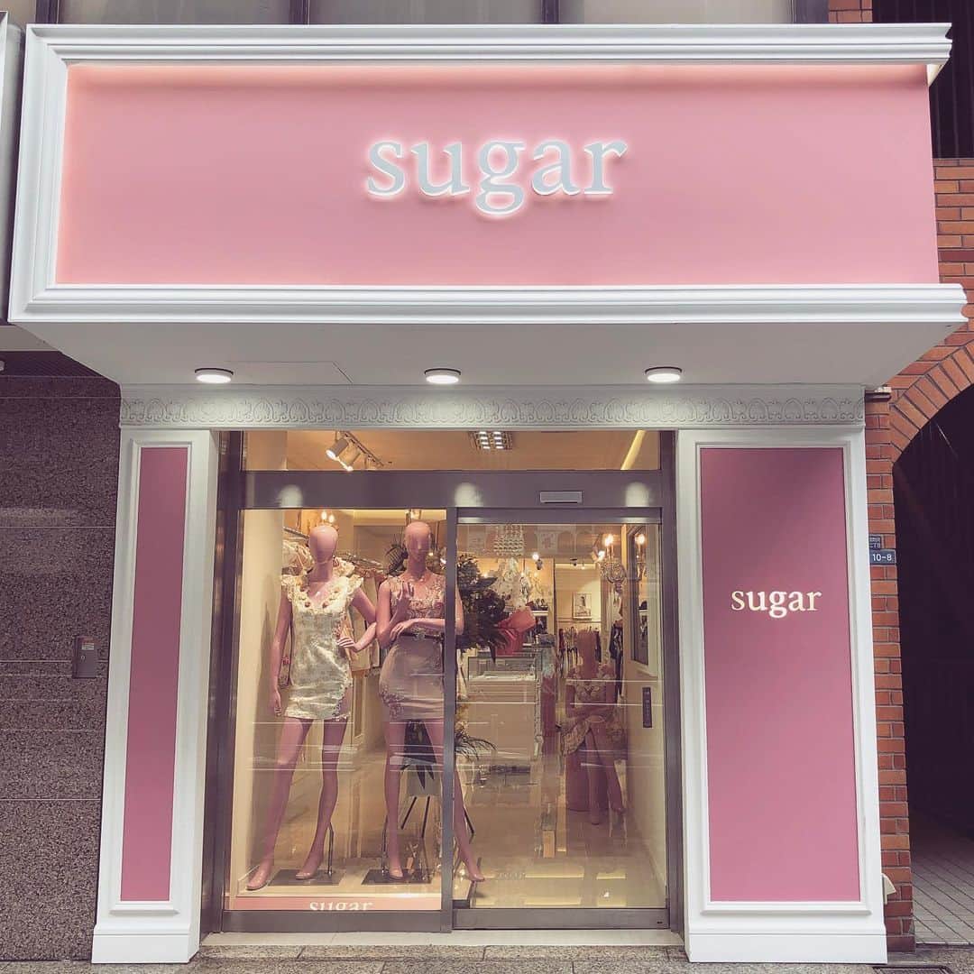 清水彩子のインスタグラム：「初の東京での路面店sugar❤️ 無事にオープンする事が出来ました🌸  沢山のお花にお祝いに駆けつけてくれた皆様❤️感謝しかありません🥺❤️ 皆様に愛されるお店を作り上げて行きたいと思います👗  歌舞伎町でドレス1番店を目指して頑張ります❗️ お近くに寄った際はぜひ遊びにお越し下さい❤️ #sugar #sugarドレス #歌舞伎町 #新宿 #令和元年 #8/23 #オープン」