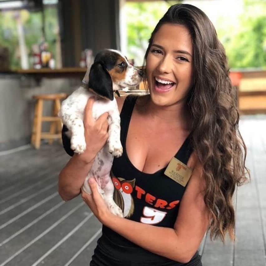 Hootersさんのインスタグラム写真 - (HootersInstagram)「Keep your wings close, but the puppies closer.  #NationalDogDay 🐶」8月27日 1時23分 - hooters