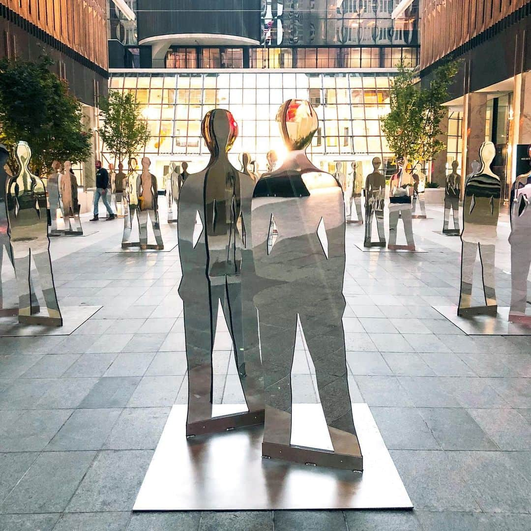 Hulu Home of Emmy-winningさんのインスタグラム写真 - (Hulu Home of Emmy-winningInstagram)「50 statues that reflect what equal representation looks like in Atlanta. #ShapeTheFuture #WomensEqualityDay」8月27日 1時23分 - hulu