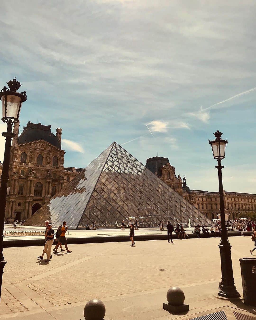 イザベル・グラールさんのインスタグラム写真 - (イザベル・グラールInstagram)「I Louvre You ❤️ #paris #stroll #louvre」8月27日 1時16分 - izabelgoulart