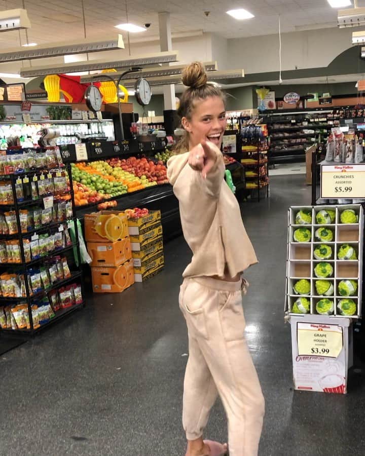 ニーナ・アグダルのインスタグラム：「Who knew the sound system at king kullen was this 🔥 tho」
