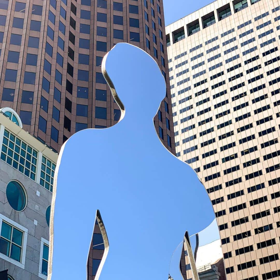 Hulu Home of Emmy-winningさんのインスタグラム写真 - (Hulu Home of Emmy-winningInstagram)「50 statues that reflect what equal representation looks like in Boston. #ShapeTheFuture #WomensEqualityDay」8月27日 1時21分 - hulu