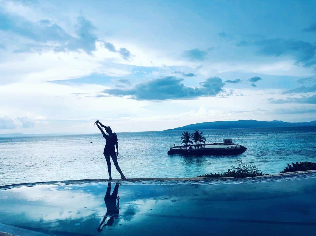 のインスタグラム：「Dont think too much just do things that make you happy 😊 OYASUMI 💙  location : @mithiresortandspa  #mithiresortandspa #mithiresort #boholisland #philippines #bohol #lifequotes #yuumiquotes #happylife #bluequotes #blue #oceangirl #peace #yuumitravel #ボホール #フィリピン #海」