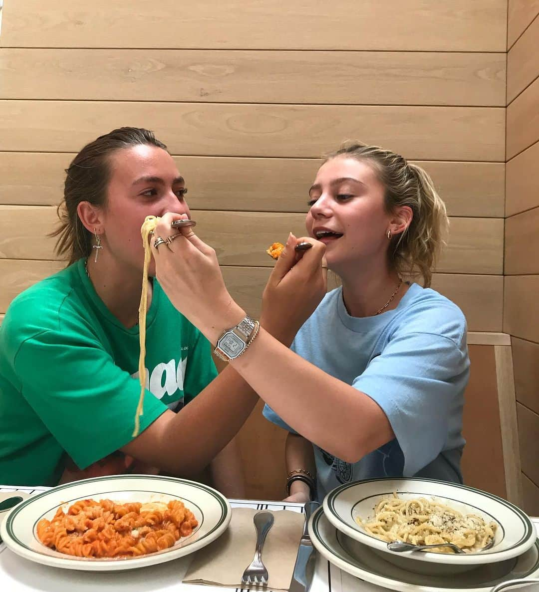 G・ハネリウスさんのインスタグラム写真 - (G・ハネリウスInstagram)「swipe to see us poorly attempt to feed each other pasta🍝」8月27日 1時46分 - ghannelius