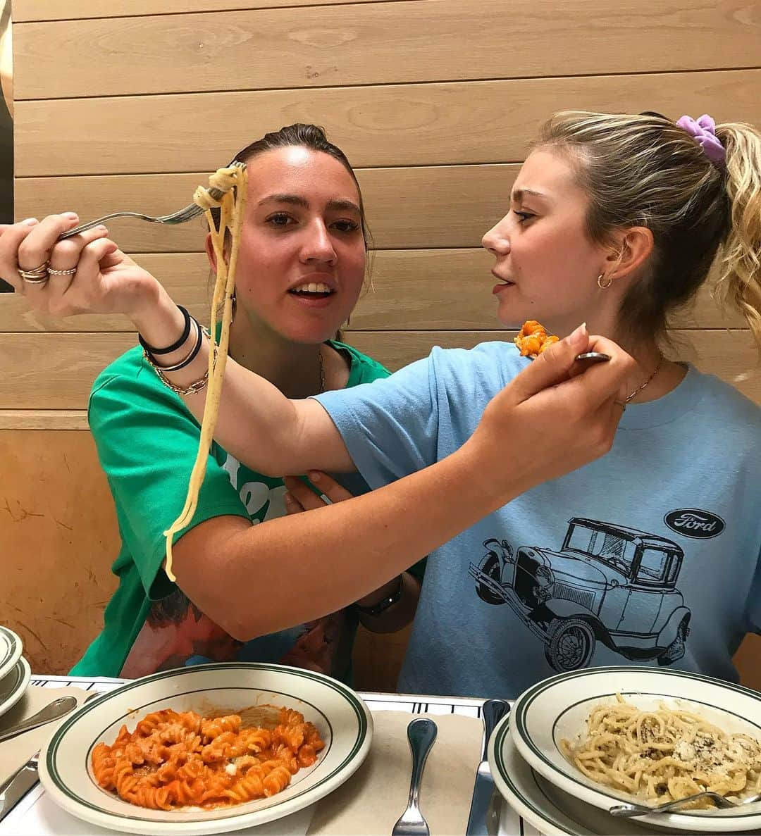 G・ハネリウスさんのインスタグラム写真 - (G・ハネリウスInstagram)「swipe to see us poorly attempt to feed each other pasta🍝」8月27日 1時46分 - ghannelius