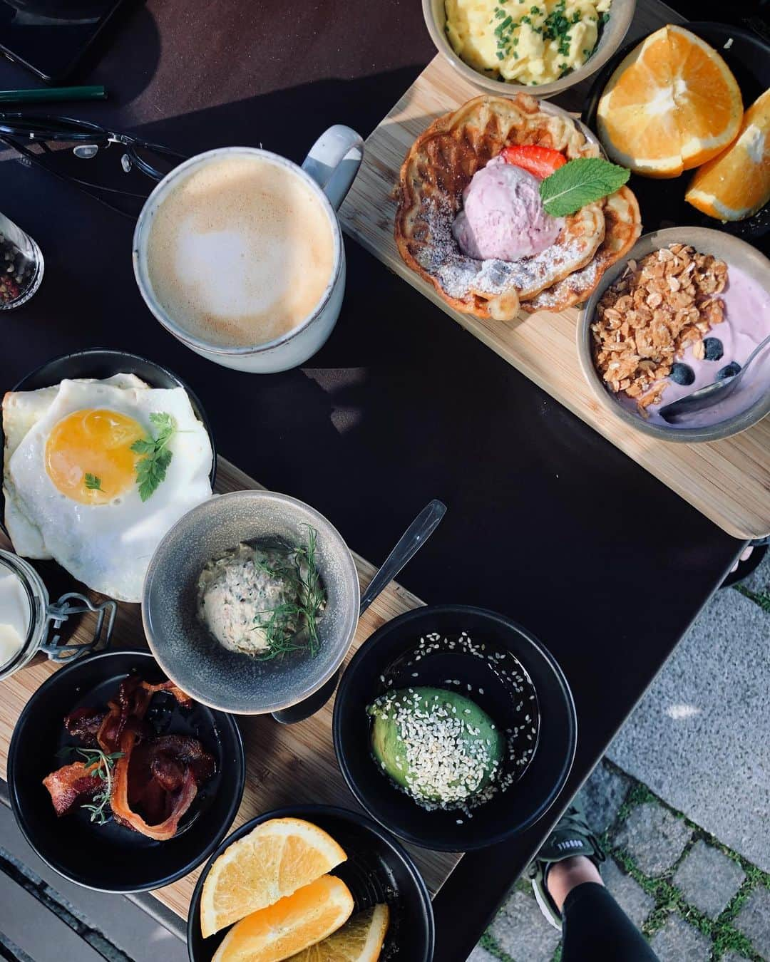 Katrin Tanja Davidsdottirさんのインスタグラム写真 - (Katrin Tanja DavidsdottirInstagram)「My kind of mornings: Gym to SWEAT first thing in the morning then BREAKY with my bestieees 💕☕️😋🍇🥯 can’t beat it. xxx」8月27日 1時57分 - katrintanja