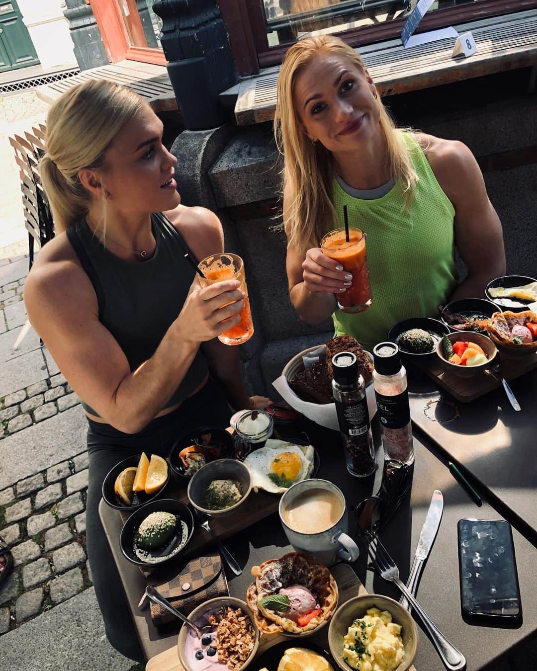 Katrin Tanja Davidsdottirさんのインスタグラム写真 - (Katrin Tanja DavidsdottirInstagram)「My kind of mornings: Gym to SWEAT first thing in the morning then BREAKY with my bestieees 💕☕️😋🍇🥯 can’t beat it. xxx」8月27日 1時57分 - katrintanja