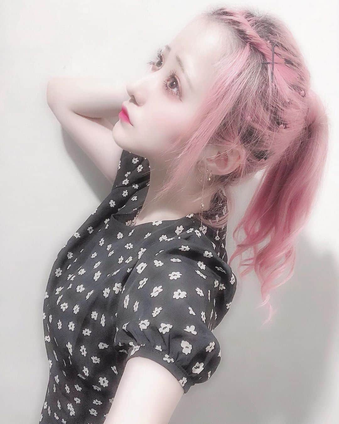 胡桃兎愛のインスタグラム：「今日は初めてのデコだしポニテに合わせて大人っぽワンピ着てみたよ❤︎ onepiece @holidayandholiday_official」