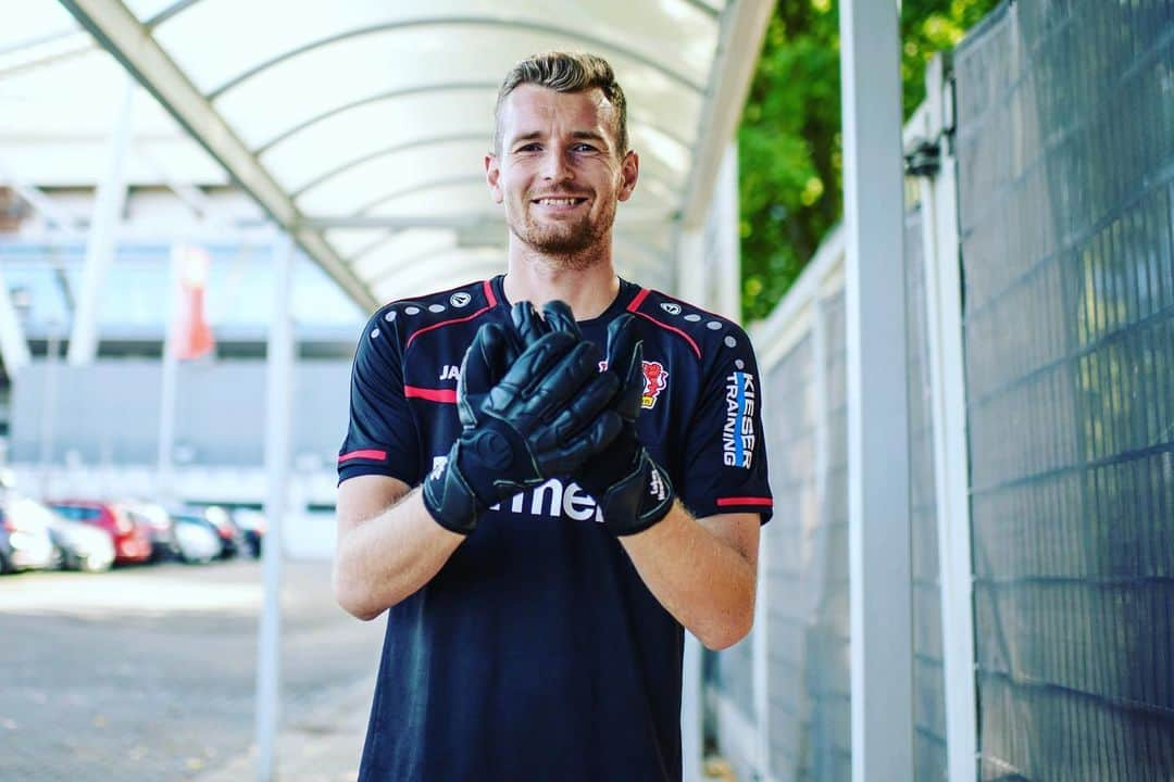 ルーカス・フラデツキーのインスタグラム：「Very happy to be staying with the @uhlsport.de @uhlsportgoalkeeper family for many more years to come! 🧤🧤」