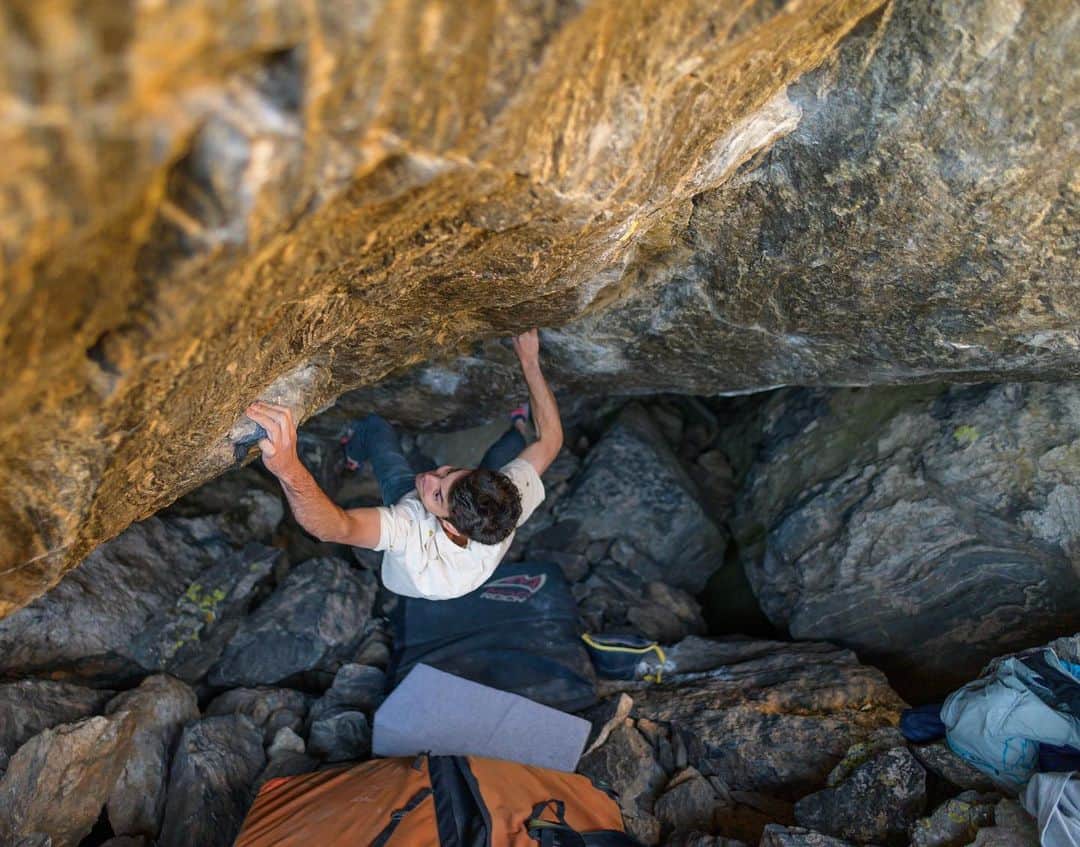 ポール・ロビンソンのインスタグラム：「Solid day in upper upper yesterday. Fun times with a great crew! I am happy to have ticked off “The wheel direct” V13/14 8B/+. To me it is interesting that this climb is “easier” than the regular wheel? They felt about the same to me in terms of difficulty 🤷🏻‍♂️. Glad the first time I got to the jug I was able to finish it off! Ready to get back up there again... Loving the high alpine these days ⛽️. #bouldering thanks for the sick photo @arjandekock」