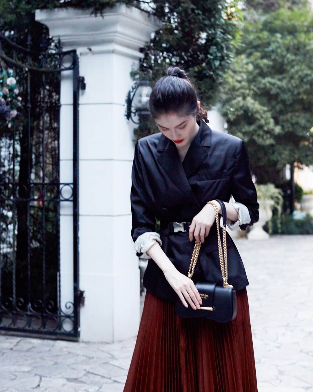 スイ・ヒーのインスタグラム：「幸福像花儿一样 #prada」