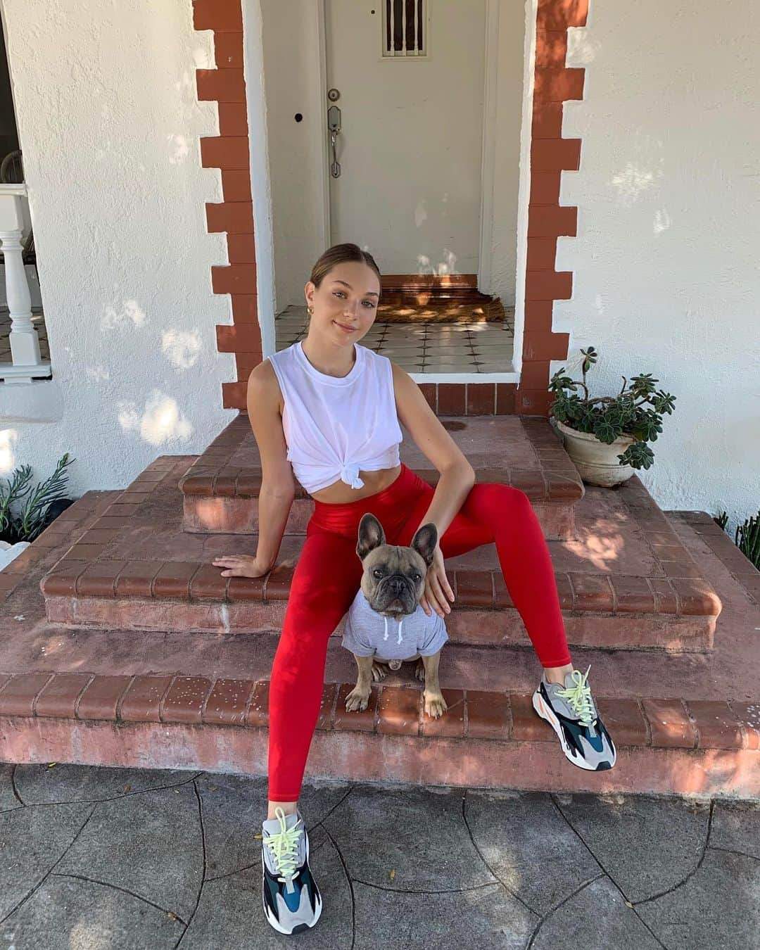 マディー・ジーグラーさんのインスタグラム写真 - (マディー・ジーグラーInstagram)「little frank looking handsome in his new @fabletics Barkletics, just in time for #InternationalDogDay 🐶 #fableticsambassador #sponsored」8月27日 2時04分 - maddieziegler