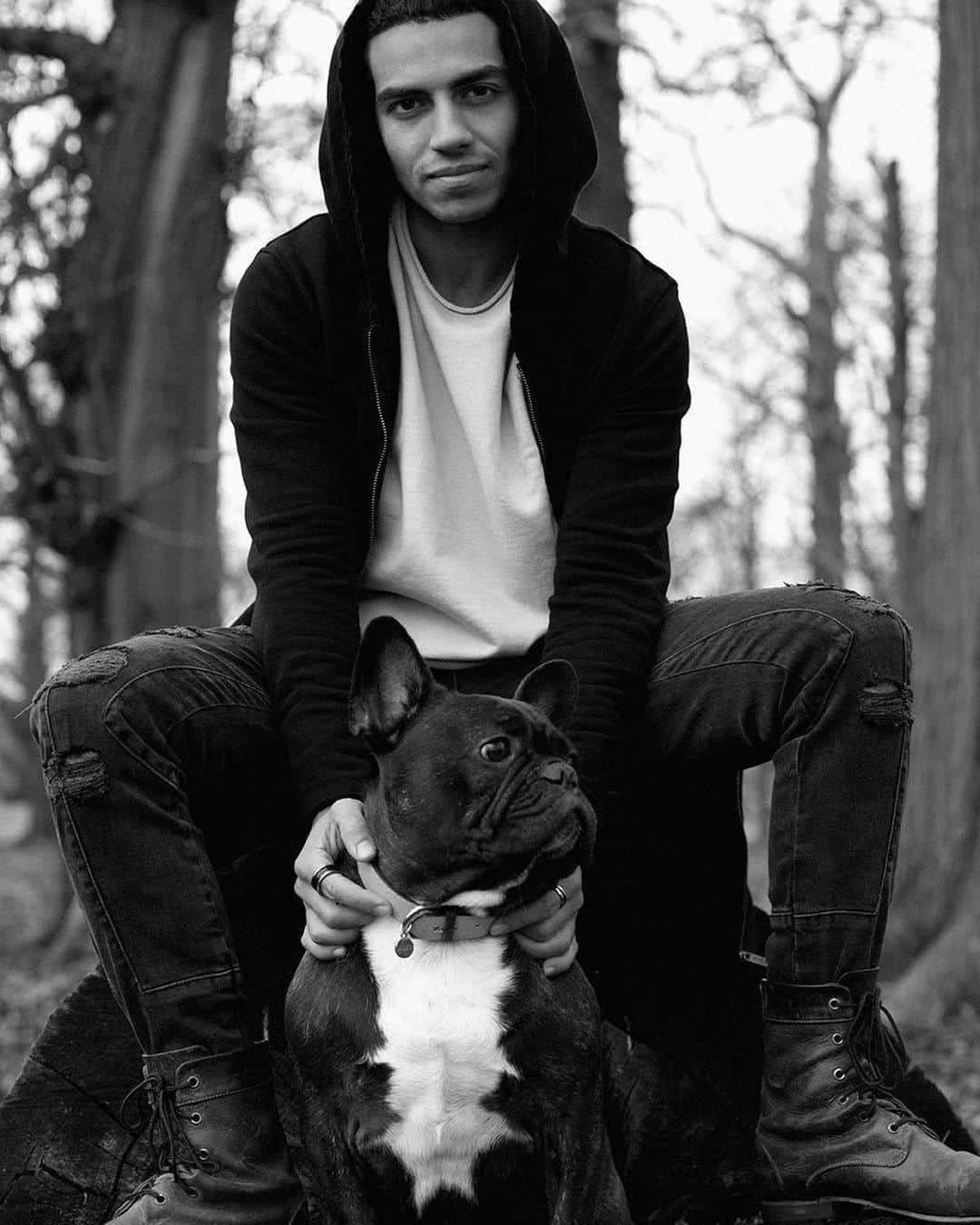 メナ・マスードのインスタグラム：「For real, the world would be a worse place without dogs. #InternationalDogDay」