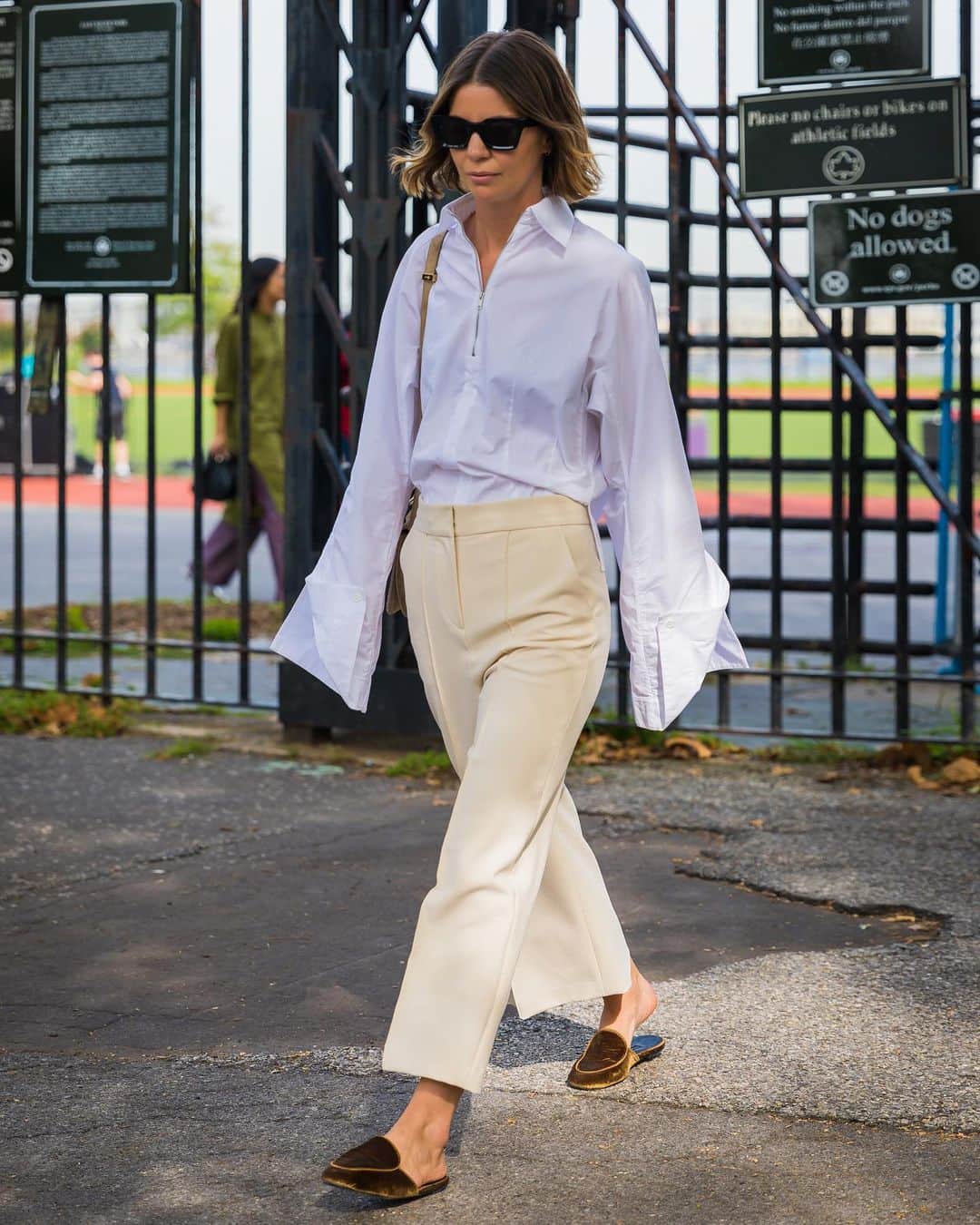 PORTER magazineさんのインスタグラム写真 - (PORTER magazineInstagram)「Super-stylist and consultant @AnninaMislin reveals her 5 golden rules for perfecting classic-yet-contemporary style. Head over to our stories now... 📸: @Blaublutstreetstyle + @GettyImages」8月27日 2時24分 - portermagazine