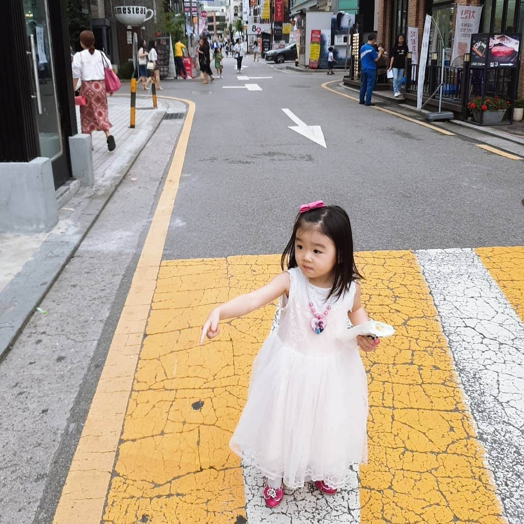 コ・ウンミさんのインスタグラム写真 - (コ・ウンミInstagram)「대학로 데이트 ㆍ ㆍ ㆍ 딸의 손을 잡고 마로니에공원을 걸을줄이야ㅎㅎ 많이 컸다... 너도 나도...^^」8月27日 2時19分 - misokoeunmi