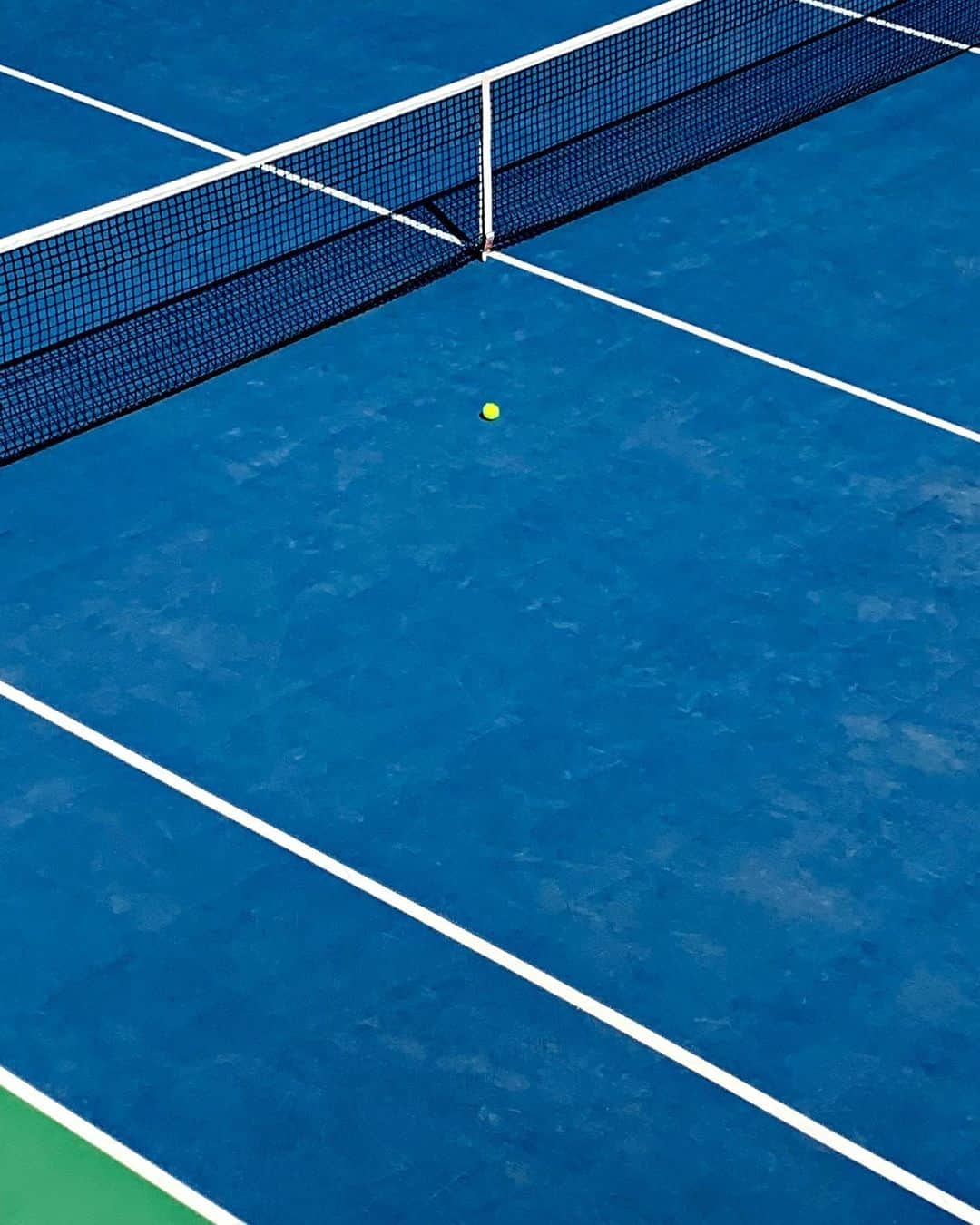 appleさんのインスタグラム写真 - (appleInstagram)「Commissioned by Apple. "I love capturing sports courts for their lines, geometry, and vivid colors." #tennis #ShotoniPhone by Fabrizio R. @fabrizioraschetti Check out Stories for more.」8月27日 2時21分 - apple