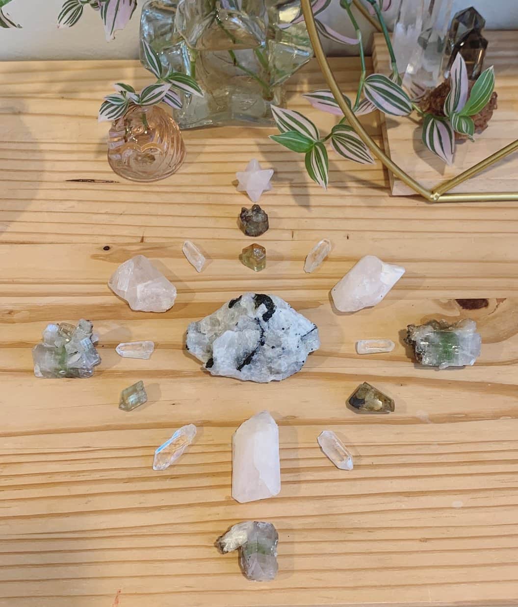 OLIVIAのインスタグラム：「Today’s #crystalgrid 💕」