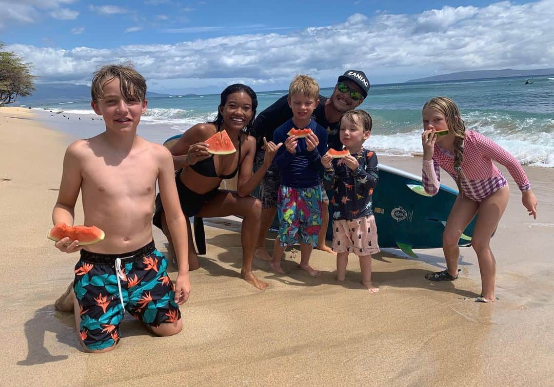 ジェシカ・シンプソンさんのインスタグラム写真 - (ジェシカ・シンプソンInstagram)「This is what happens when you get Big Wave Surfer Zane Schweitzer to coach your kids for a week in Maui.  Thanks to Zane, Kim, Aloha, and Kawika for showing us your skills and your home. 🏄🏼‍♂️🏄🏼‍♀️ @mauisportsadventures  @zaniac1 @kimyapmaui @allaloha @kawika_kinimaka」8月27日 2時31分 - jessicasimpson