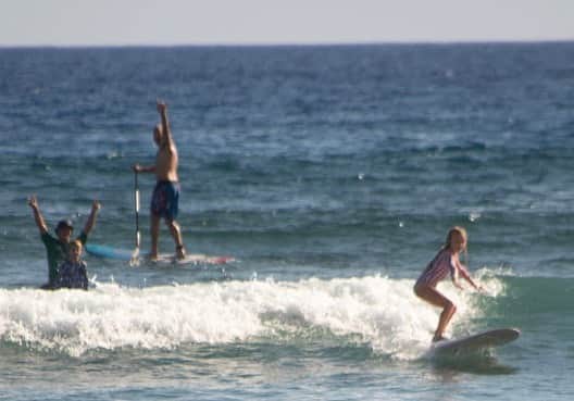 ジェシカ・シンプソンさんのインスタグラム写真 - (ジェシカ・シンプソンInstagram)「This is what happens when you get Big Wave Surfer Zane Schweitzer to coach your kids for a week in Maui.  Thanks to Zane, Kim, Aloha, and Kawika for showing us your skills and your home. 🏄🏼‍♂️🏄🏼‍♀️ @mauisportsadventures  @zaniac1 @kimyapmaui @allaloha @kawika_kinimaka」8月27日 2時31分 - jessicasimpson