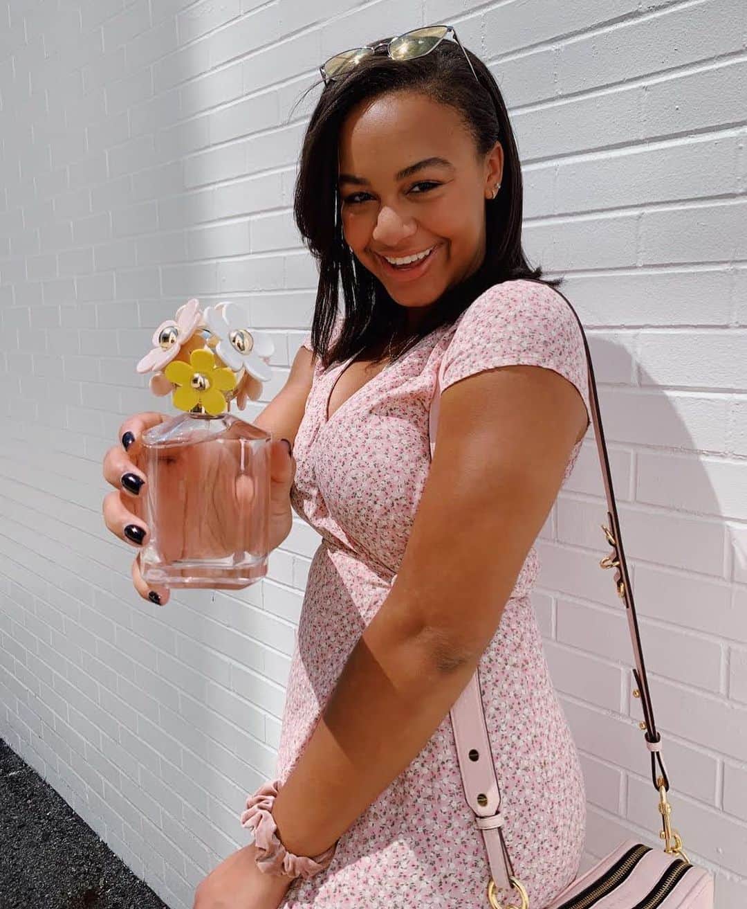 Nia Sioux Frazierさんのインスタグラム写真 - (Nia Sioux FrazierInstagram)「I am Daisy Eau So Fresh because I am bright and playful...I like to dance whenever I can. I also believe you should leave a little sparkle wherever you go. ✨ Which scent is most you? Check out @elliethumann’s page to see what Daisy she is! @marcjacobsfragrances @ultabeauty #MJDaisy #PickYourDaisy #ad #FriendsOfDaisy」8月27日 2時37分 - niasioux