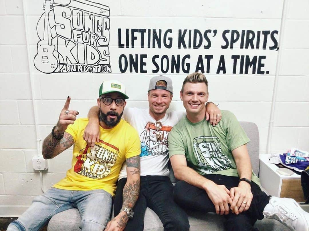 ニック・カーターさんのインスタグラム写真 - (ニック・カーターInstagram)「While we were in Atlanta last week we got to spend some time with a few incredible kids. Music is so special and I’m so happy to have spent some time at @songsforkids. Thank you for having us!」8月27日 2時51分 - nickcarter