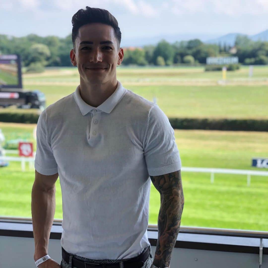 マゼル・ニューエンのインスタグラム：「Yesterday I went to see a horse race in Iffezheim! 🏇🏽 Thanks for the invitation, @casinobadenbaden ! 🙏🏼 Have you ever seen a horse race? #galopprennbahn #badenbaden #goldenepeitsche #casinobadenbaden #iffezheim #gymnastics #fun #themarcelnguyen」