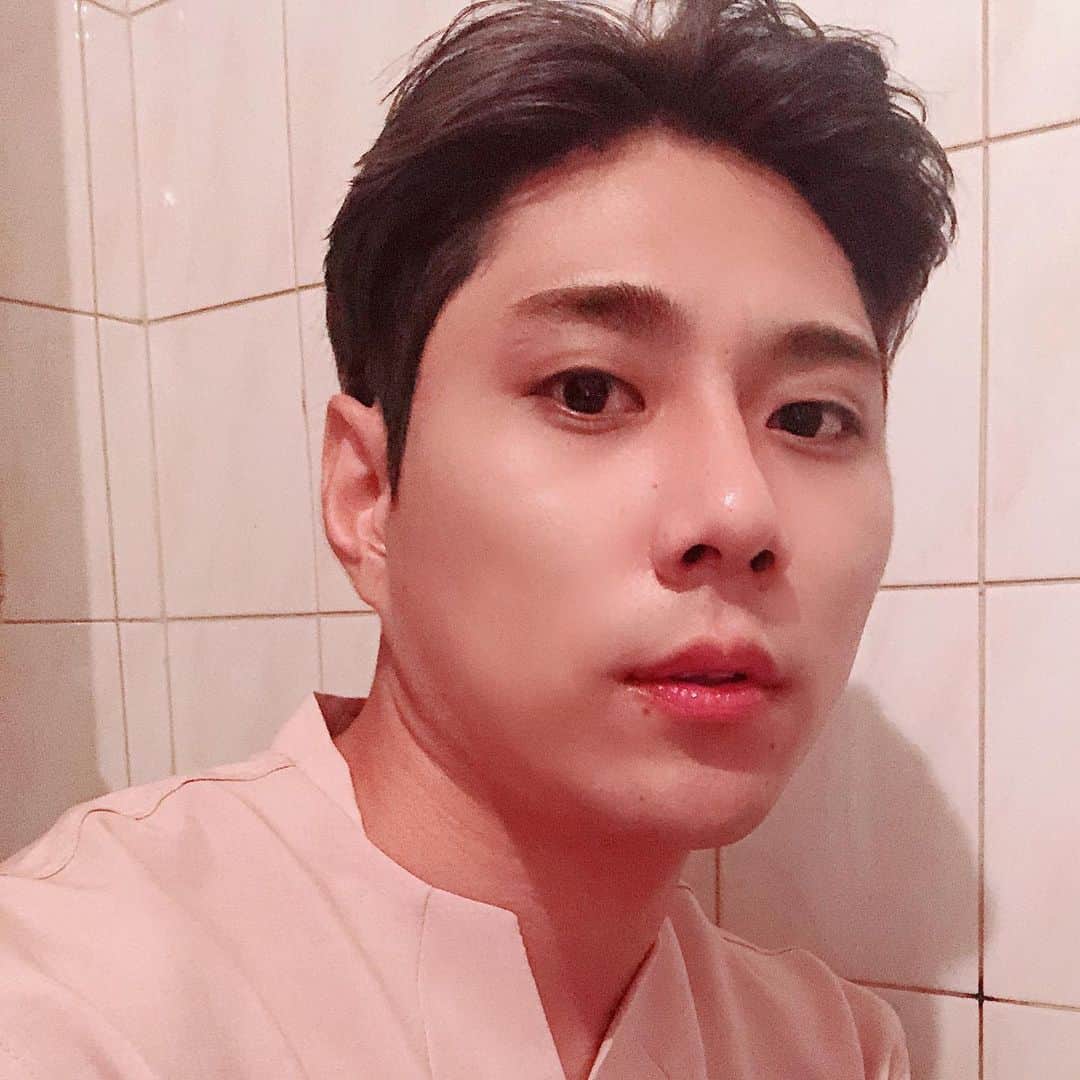 ジョンウク のインスタグラム：「아프리카도 잘하고 싶고 유튜브도 잘하고 싶고 날로 먹고 싶지 않아 ..우악!!!!!! 근데 타투도 하고싶다 ㅋㅋㅋ미쳤나뷰  아프리카tv 유튜브 가수정욱 검색해주세요.. ㅎㅎ . . . . . . #서울#인천#홍대#도쿄#연남동#연트럴파크#인하대#데일리#가수정욱#정욱#그사람그대라서#뚫고싶어라#Heyyou#스트리밍#축가#축가문의#DM #촬영#태양#소원#힐링#아프리카티비#운동#아프리카TV」