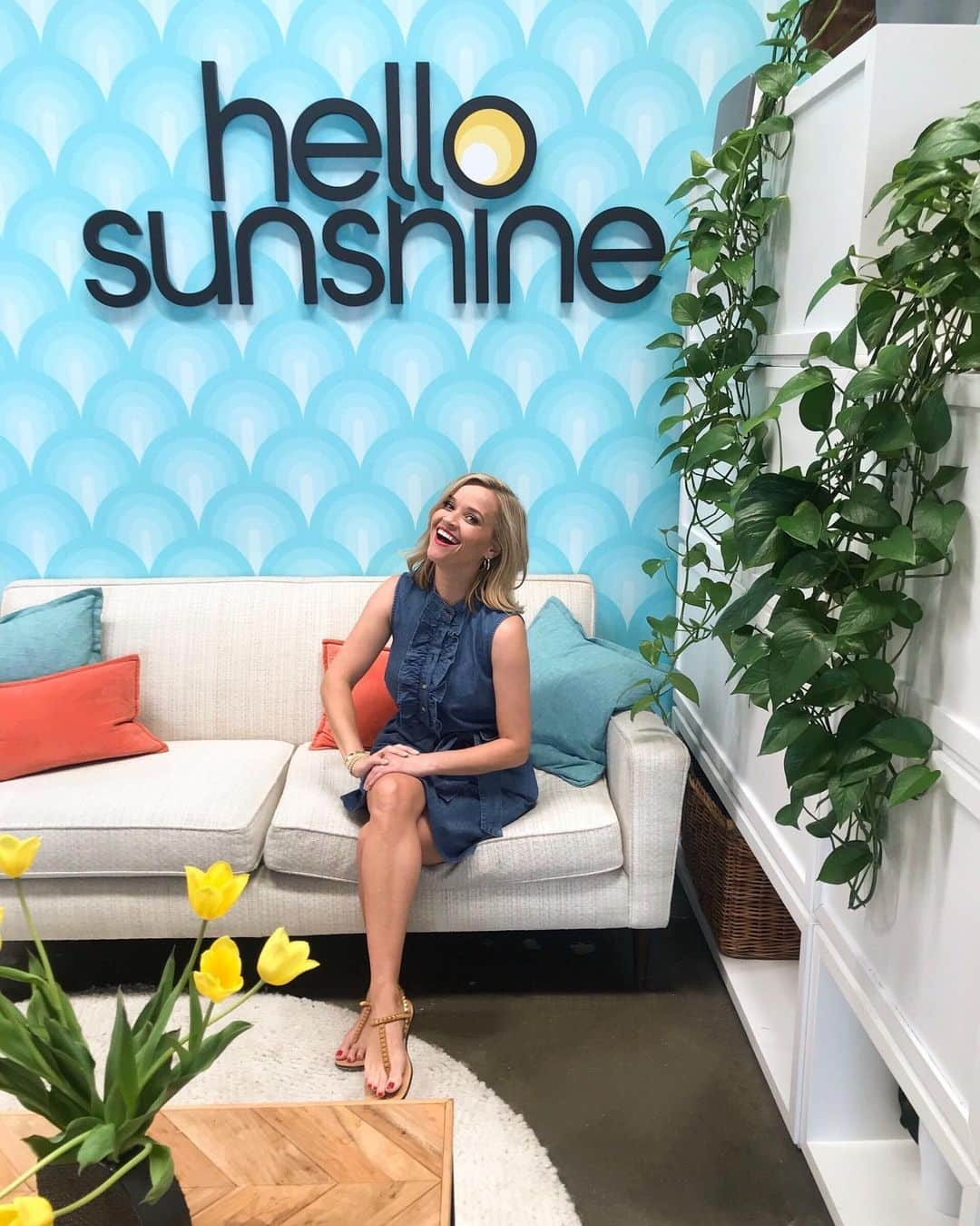 リース・ウィザースプーンさんのインスタグラム写真 - (リース・ウィザースプーンInstagram)「Bringing a little sunshine 🌞 to my day! Stopped by the office for some exciting meetings, can’t wait to share more with y’all soon! #bigthingscoming」8月27日 3時03分 - reesewitherspoon