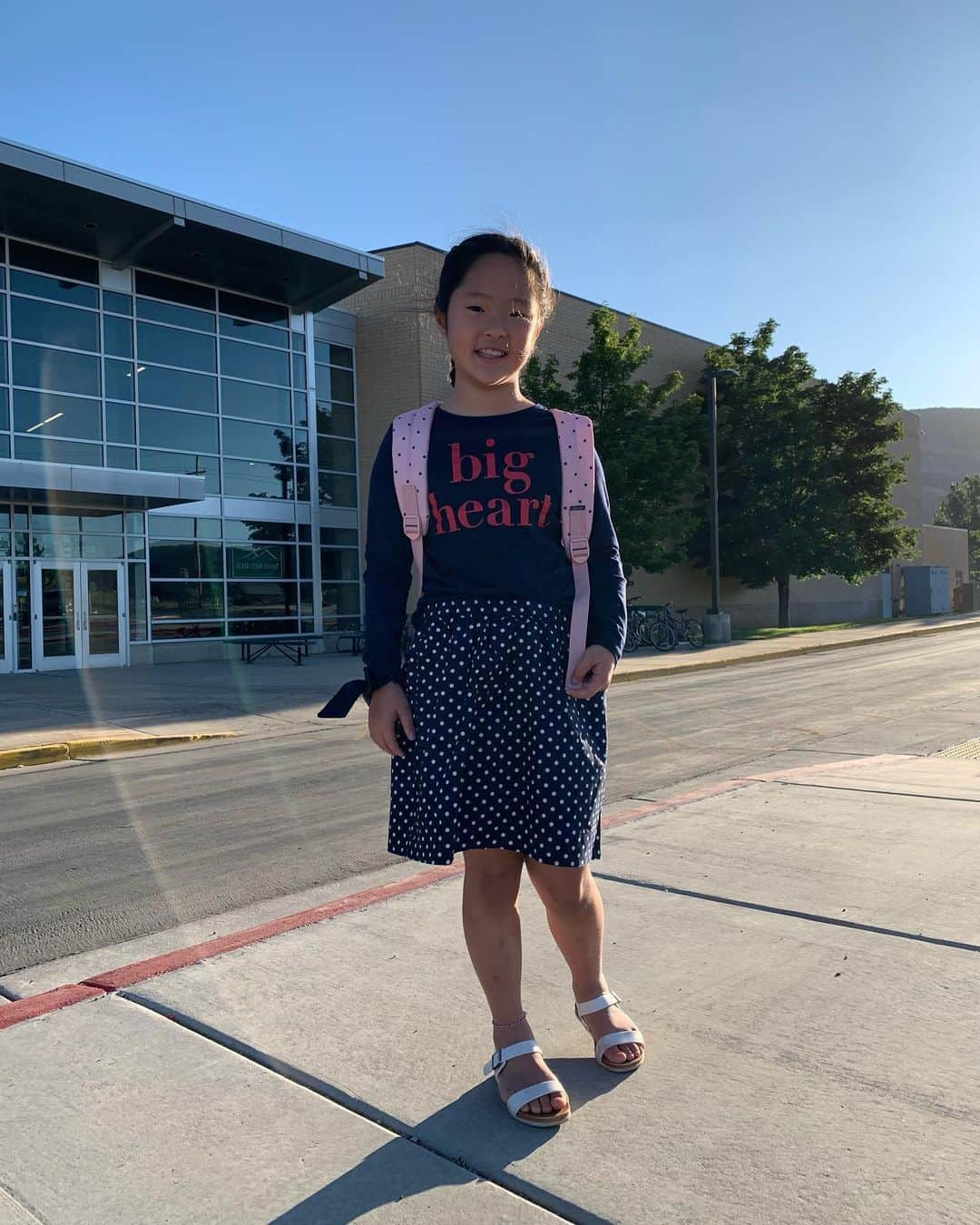 キャサリン・ハイグルさんのインスタグラム写真 - (キャサリン・ハイグルInstagram)「First day of school for my gorgeous girls! Yeah...I came up with an embarrassing cheer this morning laying in bed and couldn’t wait to sing it for them. The good news is...I did not do this in front of their classmates! 😏❤️」8月27日 3時05分 - katherineheigl